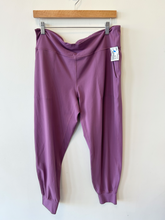 Load image into Gallery viewer, Lulu Lemon Athletic Pants Size 13/14 (32)
