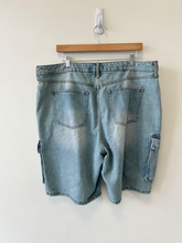 Load image into Gallery viewer, Fashion Nova Shorts Size 18/20
