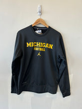 Load image into Gallery viewer, Nike Therma Fit Sweatshirt Size Small
