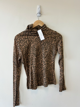 Load image into Gallery viewer, Bdg Long Sleeve Top Size Medium

