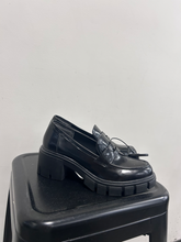Load image into Gallery viewer, Me Too Casual Shoes Womens 7
