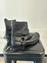 Load image into Gallery viewer, Frye Boots Womens 9.5
