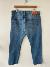 Load image into Gallery viewer, Levi Denim Size 36
